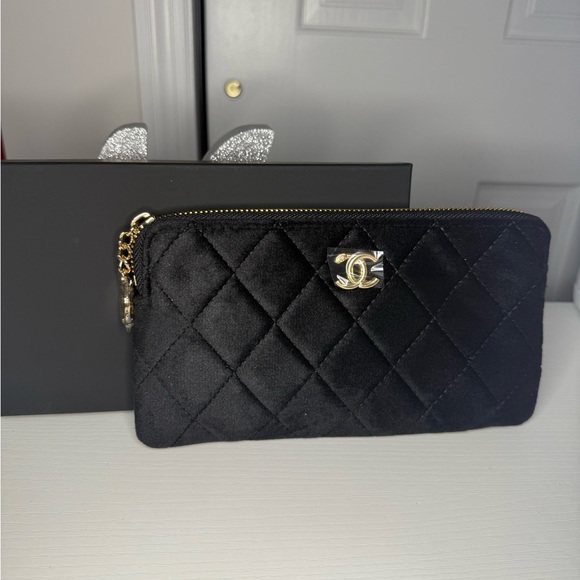 GWP- Chanel beauty Gift with purchase Black Velvet Wristlet with box - Picture 1 of 3